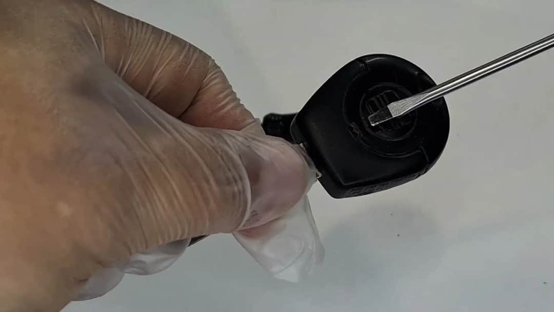 Jak samodzielnie wymienić baterię w kluczyku Seat Leon 1 krok po kroku