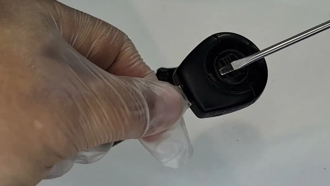 Jak samodzielnie wymienić baterię w kluczyku Seat Leon 1 krok po kroku