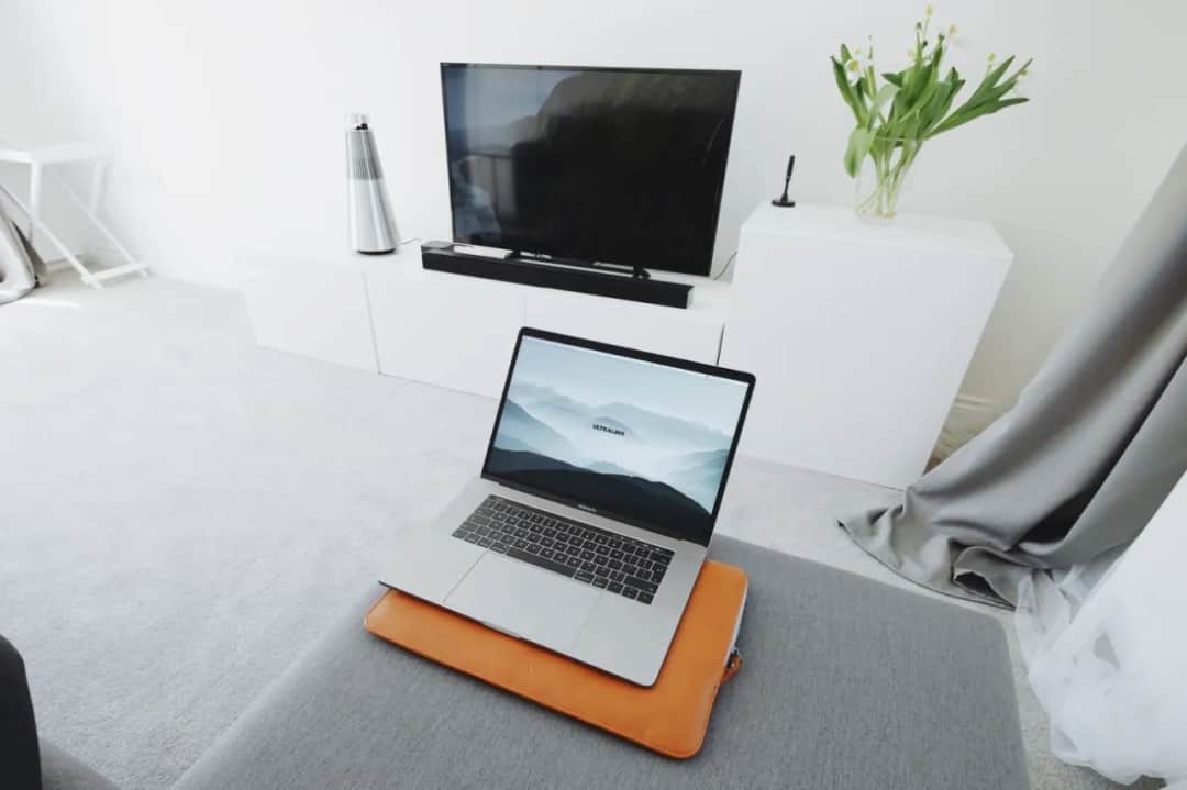 Jak połączyć laptop z telewizorem bezprzewodowo i uniknąć problemów z łącznością