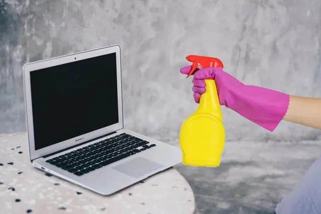 Czym czyścić ekran laptopa, aby uniknąć zarysowań i uszkodzeń?