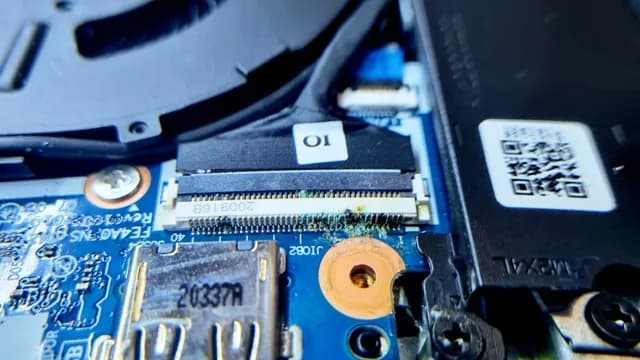 Ile kosztuje naprawa zalanego laptopa? Ceny, które mogą zaskoczyć